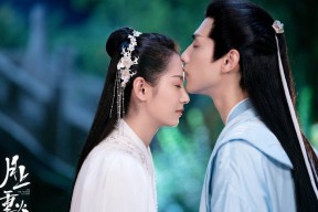 开云体育在线赛事直播-乔治反跑接球空切完成暴扣，乔治扣篮